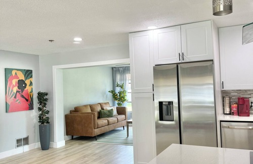 Palm Harbor House | Charming large 2-bedroom house 15 min to beach