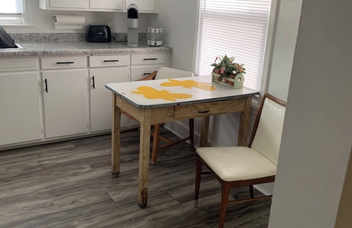 Marion Apartment | Charming, large 2 bedroom family-friendly unit within blocks of downtown Marion.
