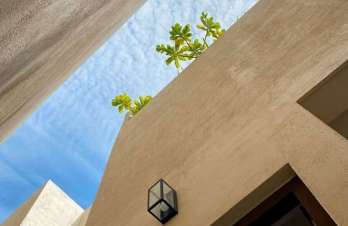 Mount Lavinia Villa | Charming 4-bedroom villa with AC and WiFi with Stunning Rooftop Sea View