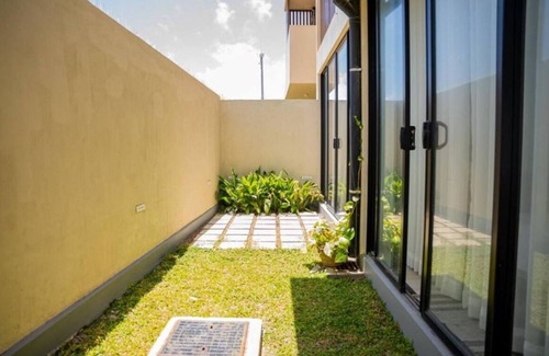 Mount Lavinia Villa | Charming 4-bedroom villa with AC and WiFi with Stunning Rooftop Sea View