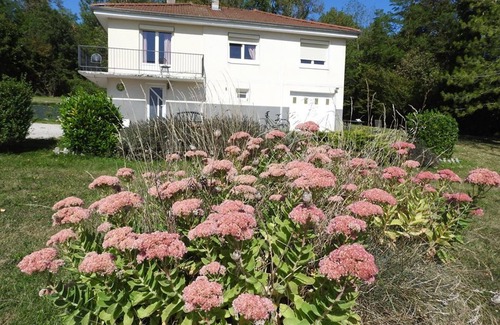 Gy Cottage | Charming lodge by the pond in Gy