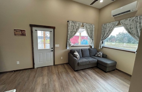 Lamont Cabin | Charming lodge with 2 bedrooms and WiFi, AC just outside Olpe