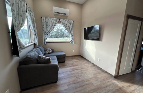 Lamont Cabin | Charming lodge with 2 bedrooms and WiFi, AC just outside Olpe