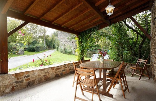 Ferrieres-sur-Sichon Cottage | Charming Mountain Cottage with Terrace, BBQ, and Nearby Stream - Pet Friendly