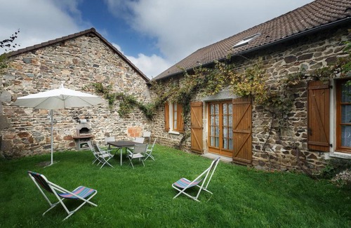 Ferrieres-sur-Sichon Cottage | Charming Mountain Cottage with Terrace, BBQ, and Nearby Stream - Pet Friendly