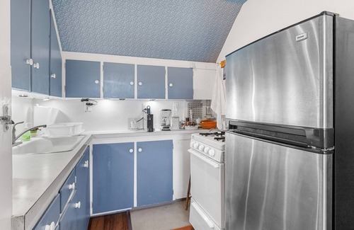 New Paltz Apartment | CHARMING Mid Century Vintage 1BR Guest Suite - 2 Min to Downtown