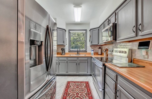 Victory Manor - East Hill - Donwood House | Charming Midcentury Home w/Large Backyard + Parking by Lucky Savannah
