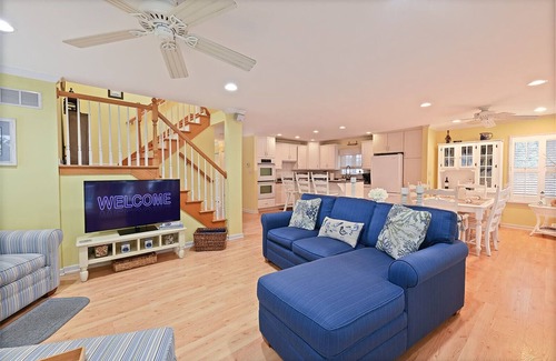 Essex House | Charming Middle River Hideaway with Water-Front/Fire-pit/WiFi/Prvt Parking
