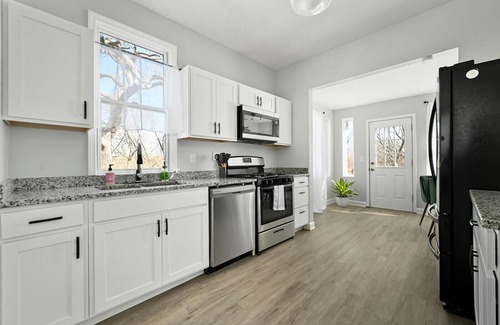 Rosedale House | Charming Midtown home in heart of KC. Safe, walkable neighborhood, weekly rates!