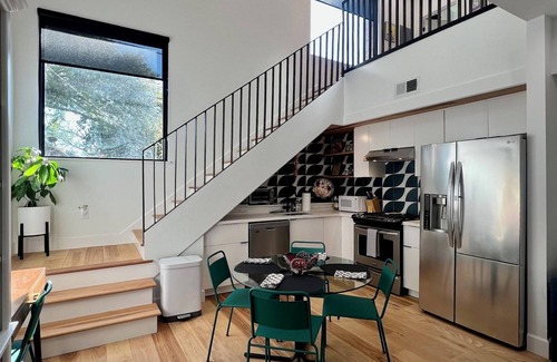 Leonidas House | Charming Modern 2 Bed Home w/NOLA Charm, Steps to the Streetcar!