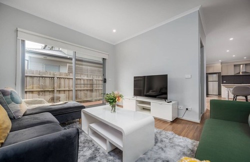 Boronia House | Charming & Modern Mountain View Townhouse