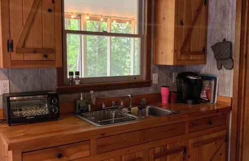 Wiley Cabin | Charming Mountain Cabin close to Lake Burton!