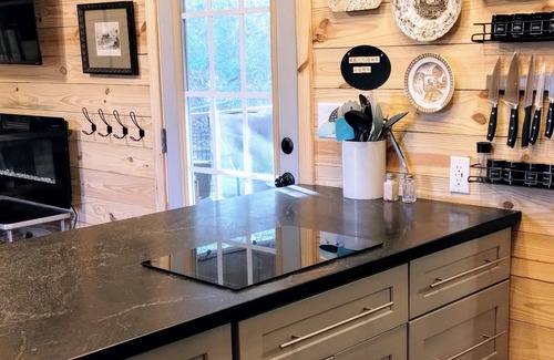 Gallant Cottage | Charming NEW 2 BR Cottage, WiFi & Pet Friendly in Convenient Steele