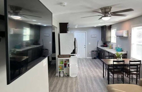 Williamsburg House | Charming Newly Renovated 2-bedroom house with WiFi, AC in awesome Williamsburg