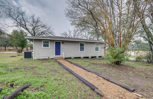 Brenham House | Charming, Newly Renovated 3-bedroom house minutes away from Downtown Brenham