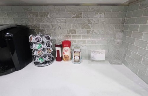 Calgary Apartment | Charming Oasis Tranquil Suite 8 min Airport, AC