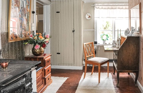 Svarta House | Charming old style house with quaint paintings from earlier times.