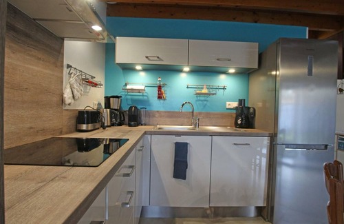 Grosville Cottage | Charming Pet-Friendly Cottage with Garden, BBQ, Wi-Fi, Near Coast
