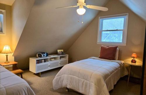 Ferndale House | Charming, Pet-friendly Lake front Retreat WiFi