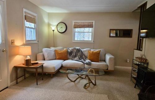 Ferndale House | Charming, Pet-friendly Lake front Retreat WiFi