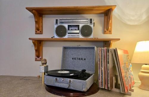 Ferndale House | Charming, Pet-friendly Lake front Retreat WiFi