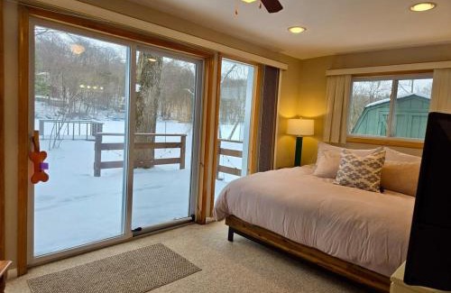Ferndale House | Charming, Pet-friendly Lake front Retreat WiFi