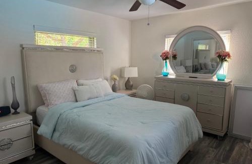 New Port Richey House | Charming Pool House close to the Gulf of America