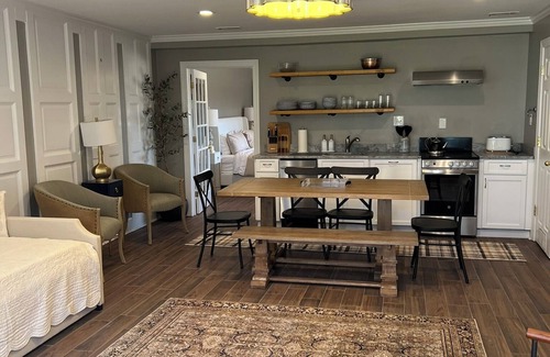 Warrenton Apartment | Charming Presidential Suite with full kitchen - The Inn at Black Horse Manor