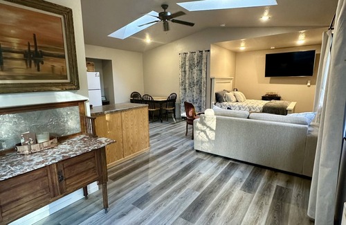 Lake Morton-Berrydale Cabin | Charming Private Cabin Mini Farm Pets Welcomed Walk to The Lake, Trails & Town