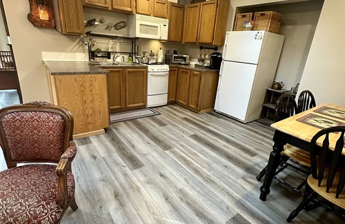 Lake Morton-Berrydale Cabin | Charming Private Cabin Mini Farm Pets Welcomed Walk to The Lake, Trails & Town