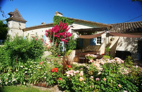 Moulinet House | Charming property -ideal for 8- with swimming pool surrounded by hazelnut trees