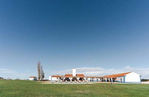 Ermidas-Sado Apartment | Charming Farm House With Pool