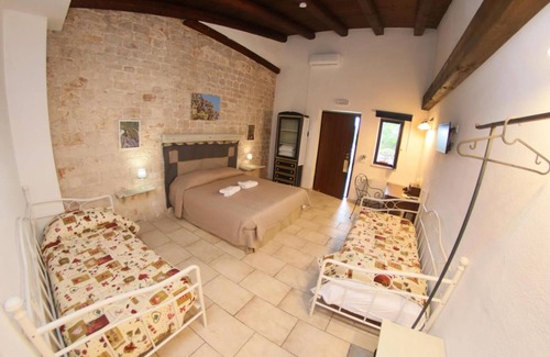 Conversano Other | Charming Quad Room in Historic Farmhouse Gaia N.7