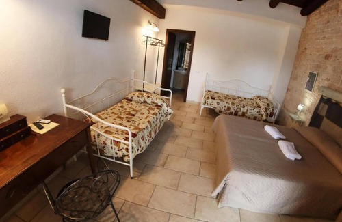 Conversano Other | Charming Quad Room in Historic Farmhouse Gaia N.7