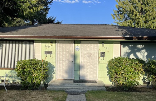 South Forest Park Apartment | Charming, quiet, duplex apartment