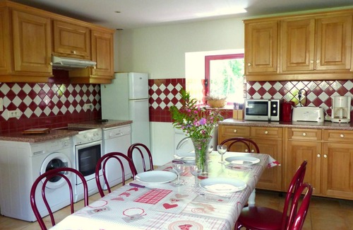 Ferrieres-sur-Sichon Cottage | Charming Renovated Mill: Nature Retreat with Fishing, Family Amenities & Wi-Fi