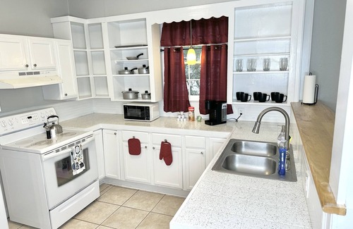 Fondren House | Charming & Relaxing Fondren Home Sleep 6
