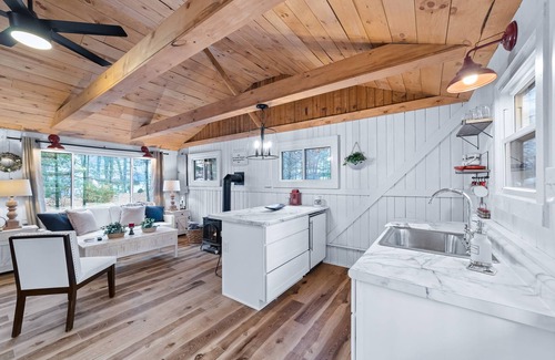 Lake Cabin | Charming Renovated Cabin with a Cottage vibe. Thus "The Cabbage"