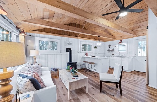 Lake Cabin | Charming Renovated Cabin with a Cottage vibe. Thus "The Cabbage"