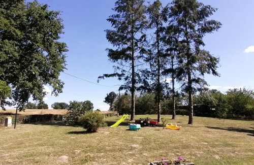 Cressanges Cottage | Charming Renovated Farmhouse with Garden, Ideal for Families, WiFi, and Modern Amenities