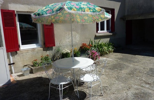 Poezat Cottage | Charming Renovated Farmhouse: Modern Comforts, Historic Charm, Pet-Friendly, Close to Gannat