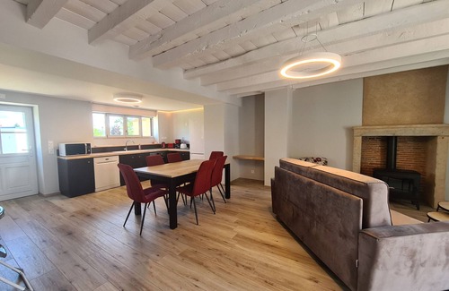 Le Magny Cottage | "Charming Renovated Longhouse: 4★ Gîte, Close to Golf, Trails & Historic Sites"