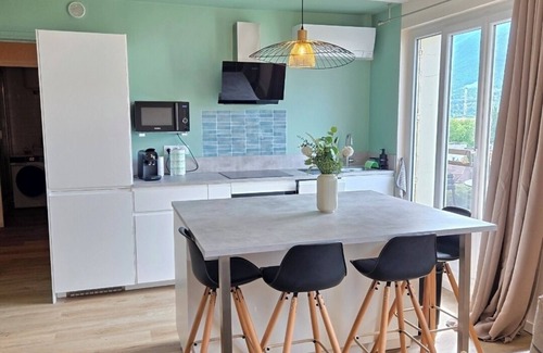 Quartier Capuche-Allies Apartment | Charming renovated T2 ~ air conditioning ~ WiFi ~ view ~ streetcar at foot