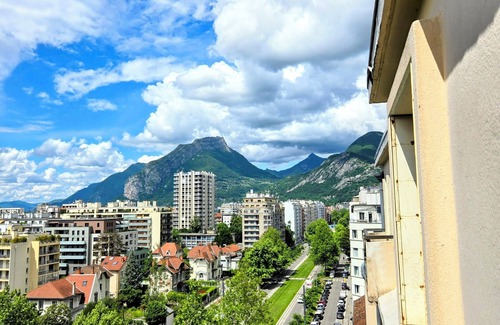 Quartier Capuche-Allies Apartment | Charming renovated T2 ~ air conditioning ~ WiFi ~ view ~ streetcar at foot