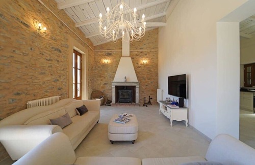 Licciana Nardi Villa | Charming Restored Farmhouse With Ample Spaces To Relax