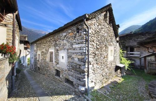 Aurigeno House | Charming Retreat- 100-Year-Old Stone Rustico