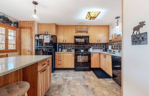 Intervale House | Charming retreat + loft w/deck, gas grill, private washer/dryer, and jetted tub