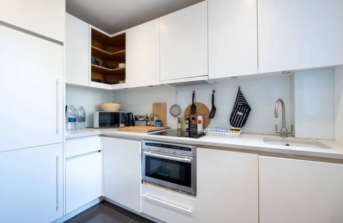 Camberwell Green Apartment | Charming retreat near top attractions. Family-friendly, spacious, and modern.