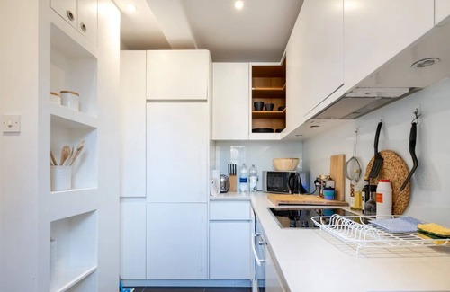 Camberwell Green Apartment | Charming retreat near top attractions. Family-friendly, spacious, and modern.