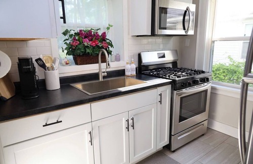 South Bend House | Charming Retreat on Quiet Street, close to Notre Dame and DTSB